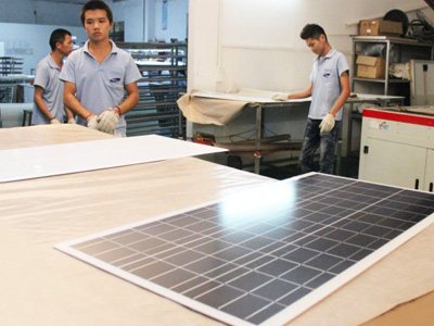 南德太陽(yáng)能板層壓車(chē)間