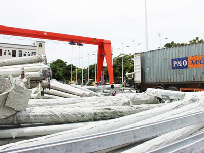 南德大型路燈桿生產(chǎn)車(chē)間