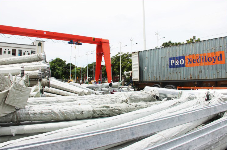 南德大型路燈桿生產(chǎn)車間