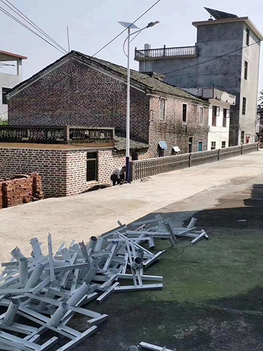 福建永安：230盞led太陽(yáng)能路燈照亮居民回家路