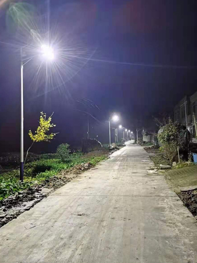 太陽(yáng)能路燈照亮煙峰鎮(zhèn)二壩村鄉(xiāng)村幸?？鞓?lè)美好生活