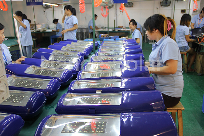 南德LED光源生產(chǎn)車間一角