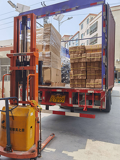 貴州畢節(jié)金沙縣6米農(nóng)村太陽(yáng)能路燈裝車