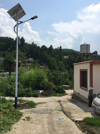 南德太陽能安裝LED太陽能路燈 點(diǎn)亮村民回家路