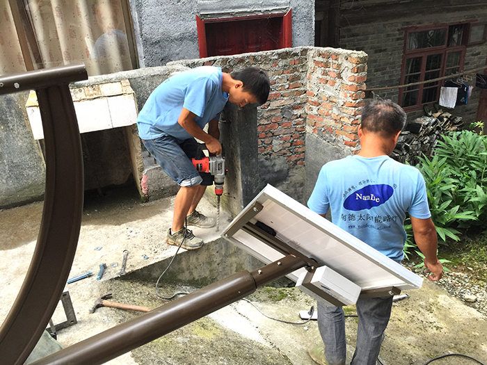 太陽(yáng)能路燈安裝_南德太陽(yáng)能技術(shù)人員_貴州印江太陽(yáng)能路燈