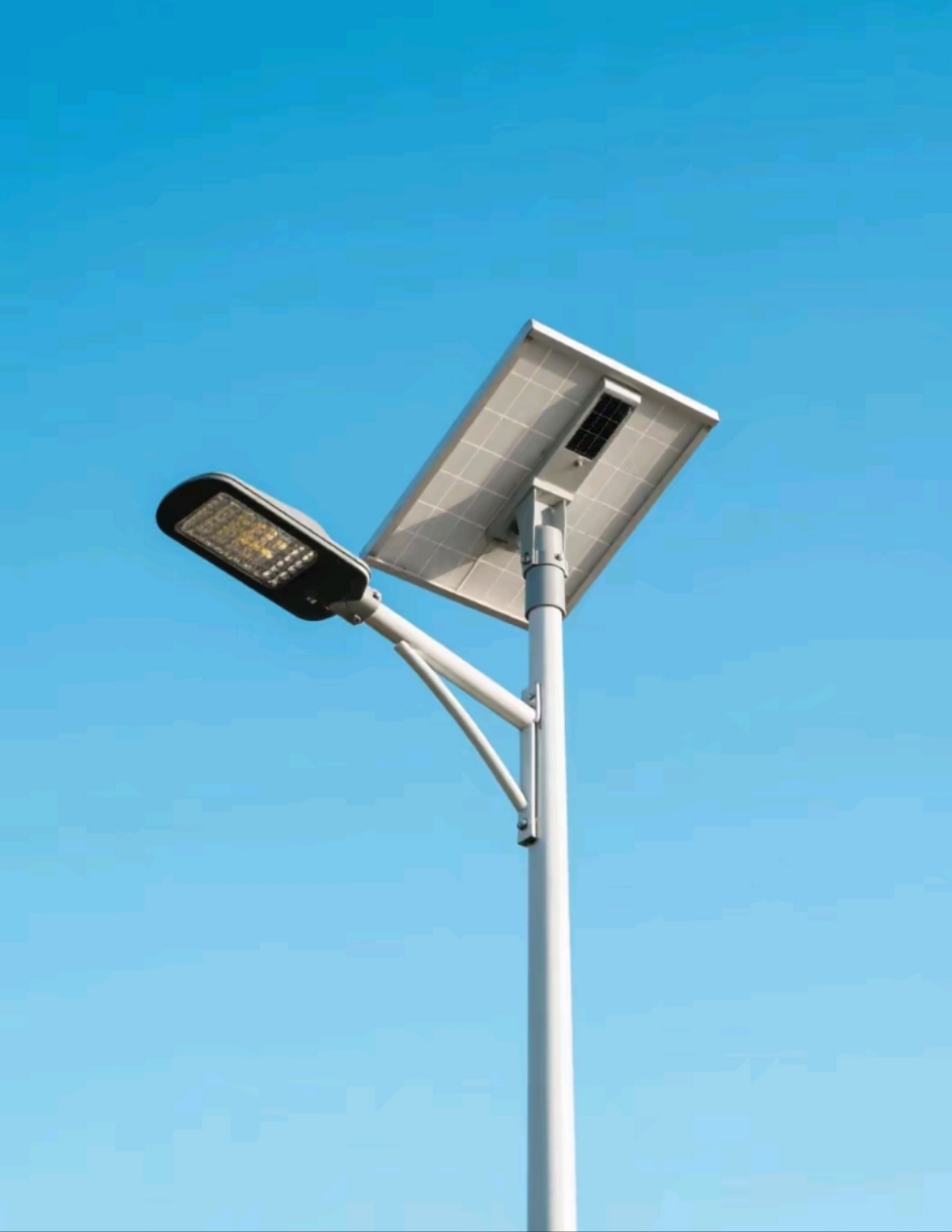 太陽(yáng)能路燈——用清潔光能，點(diǎn)亮萬(wàn)家燈火