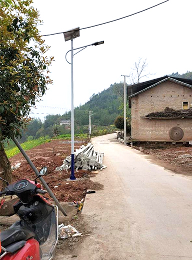 西峽縣桑坪鎮(zhèn)張莊村 鋰電池太陽能路燈會(huì)亮村民樂了