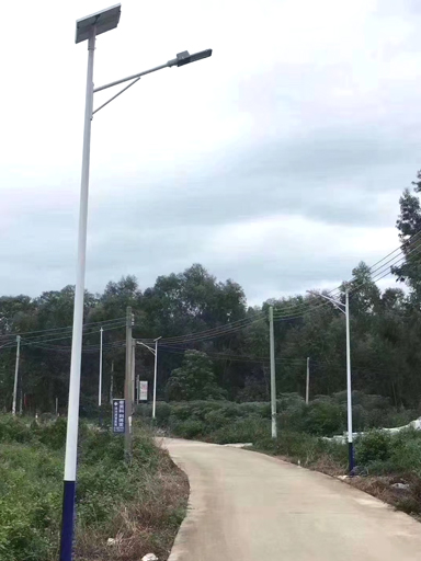 湖北龍山鎮(zhèn):愛心人士捐助南德太陽能路燈 照亮故鄉(xiāng)路