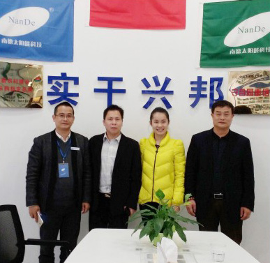 黔金沙縣黨委領(lǐng)導(dǎo)：群眾滿意的太陽(yáng)能路燈!