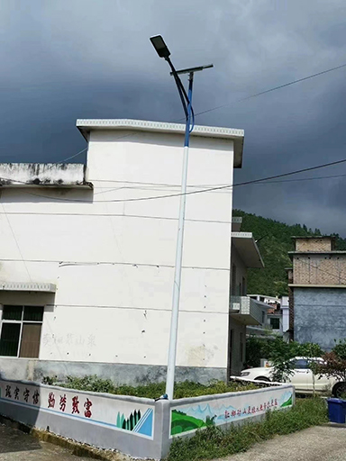 貼心LED太陽能路燈點(diǎn)亮村民夜里出行路