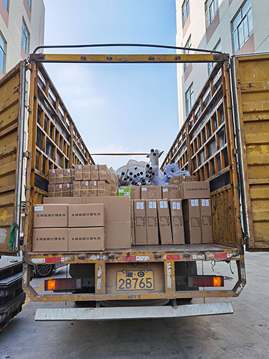 湖南張家界桑植縣城89套農(nóng)村太陽(yáng)能路燈裝車