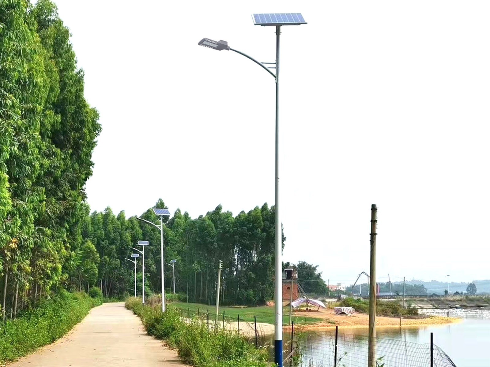 太陽(yáng)能路燈白天效果